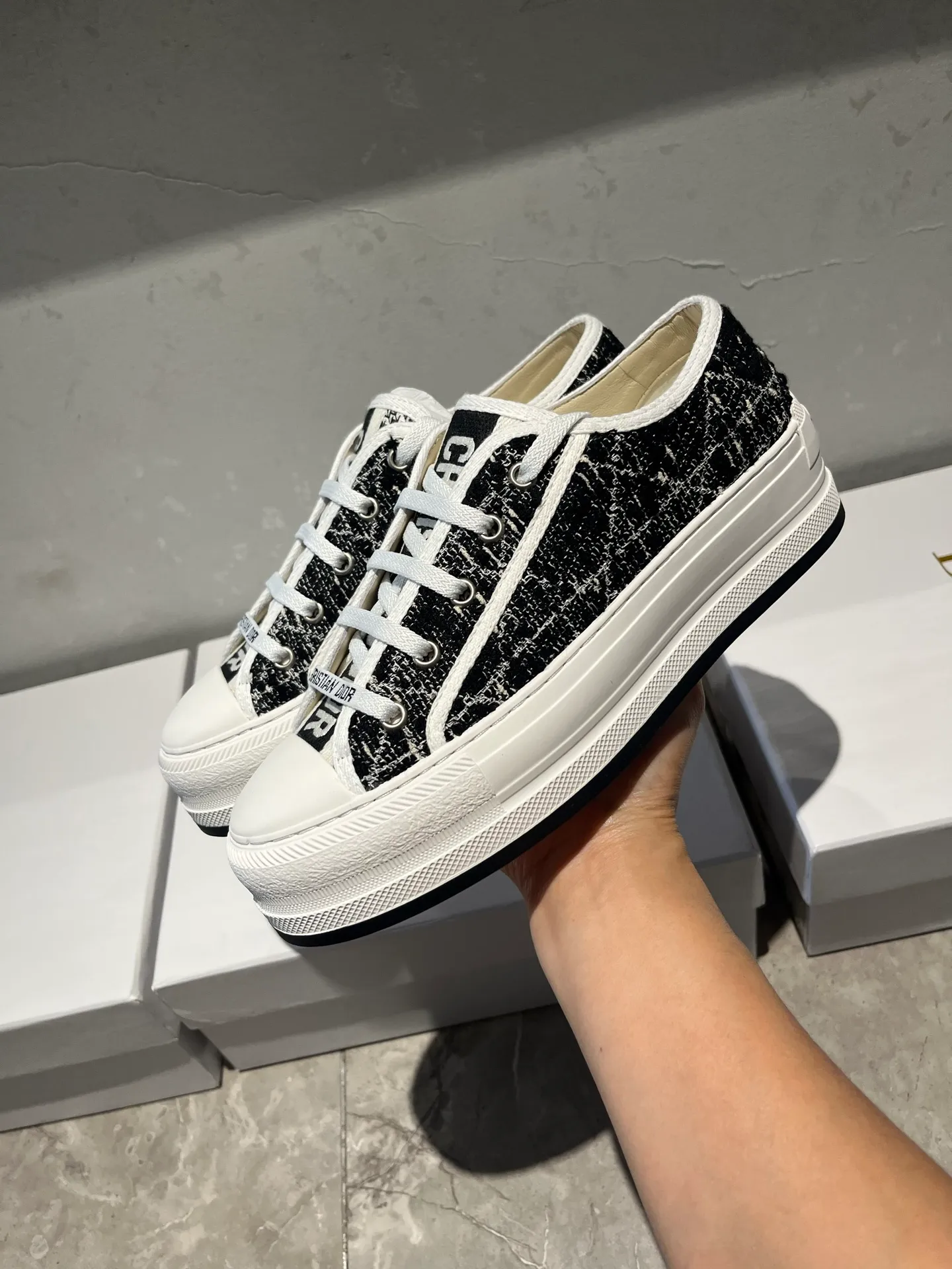 👟👟Ex-factory price 520👟👟 Walk‘n’Dior embroidered mid-top casual shoes are new in 2025. On the fashion stage, Dior embroidered shoes are the well-deserved protagonist. Delicate stitching is used on the upper, every stitch is devoted to the craftsman's efforts, and every thread is woven with artistic poetry. From complex floral patterns to smart geometric textures, embroidery is like the magic that gives shoes life, allowing them to show dynamic beauty even in static conditions.   Wearing Dior embroidered shoes feels like stepping into a dream world full of art. It is not only a pair of shoes, but also a walking piece of art that perfectly integrates fashion and culture. Whether you are strolling on the bustling city streets or attending important social occasions, Dior embroidered shoes can add unique charm to your style and become the focus of everyone's attention.   Choosing Dior embroidered shoes means choosing a persistent pursuit of quality and a unique understanding of fashion. Let it accompany you through every wonderful moment and leave your own fashion mark.  Material: Sheepskin lining, feet, silk cowhide, size 35-41, heel height 5cm
